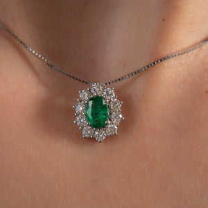 Collana in oro bianco con pendente smeraldo